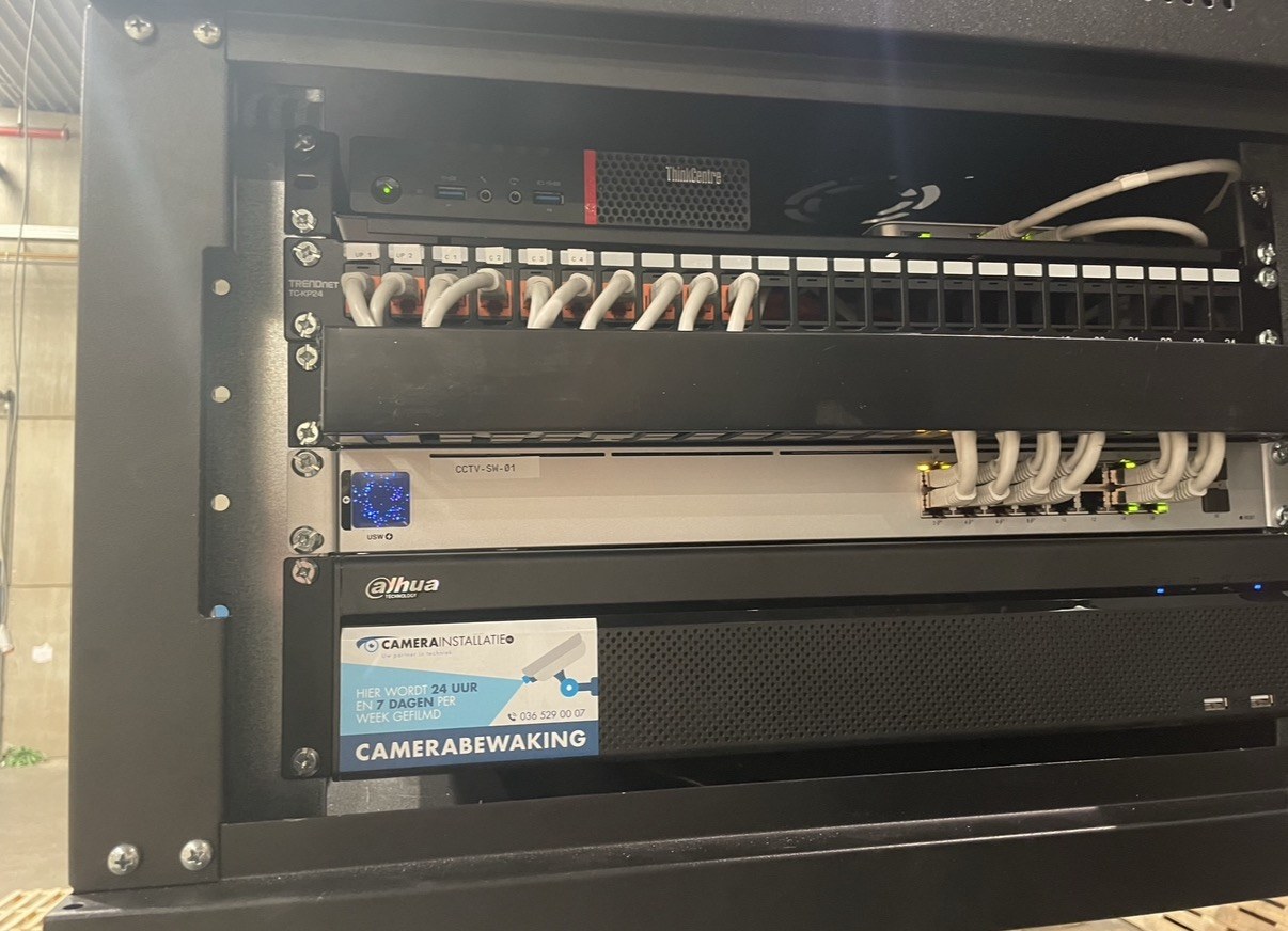Patchkast met de recorder voor de camera&rsquo;s, de PoE-switch en een compacte server