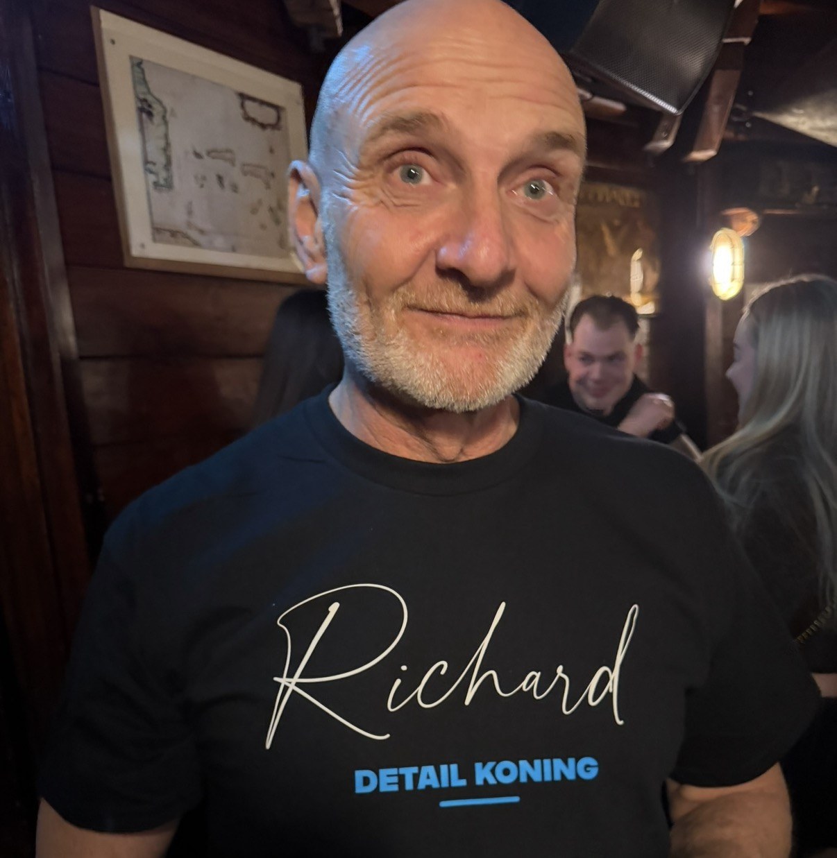 Richard tijdens een avond met het team, in zijn eigen shirt