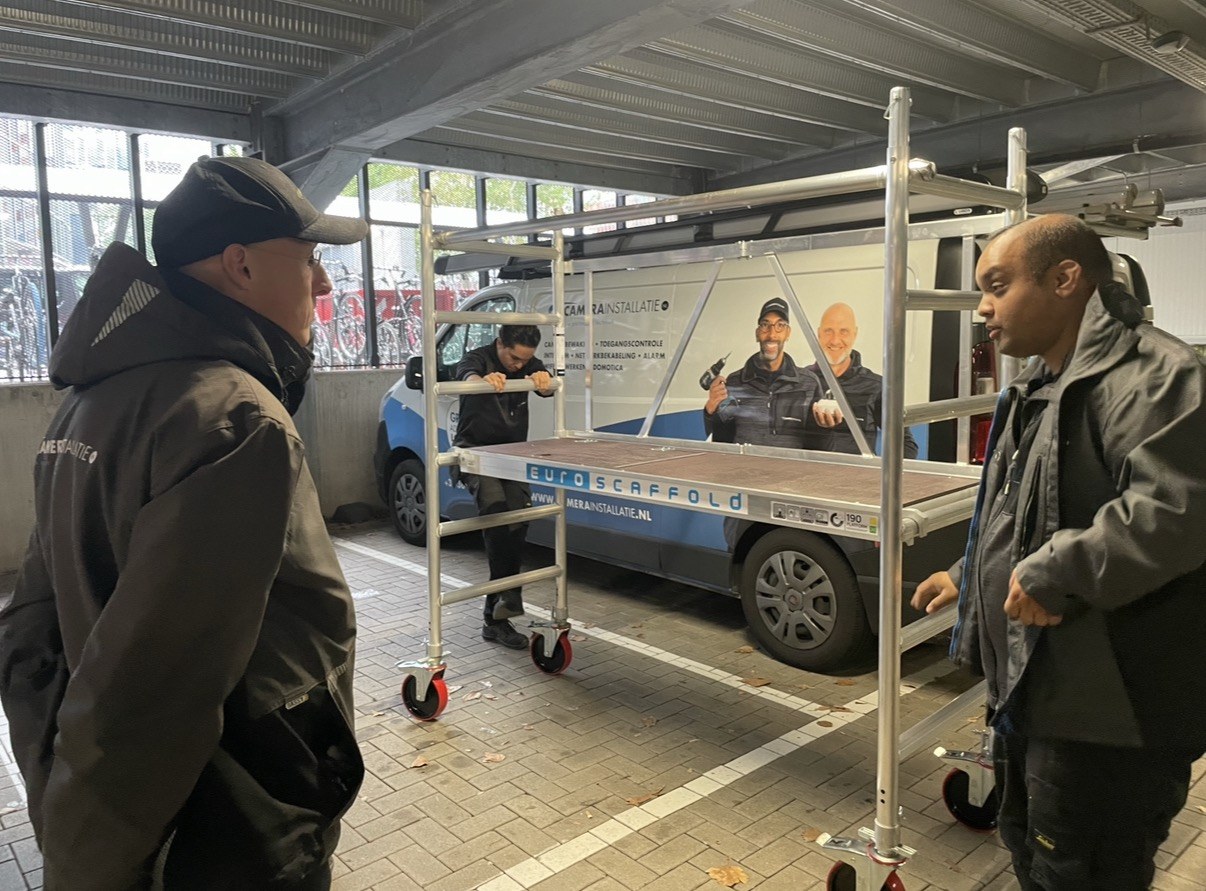 De rolsteiger klaar bij de bus: werken op hoogte hoort bij deze klus