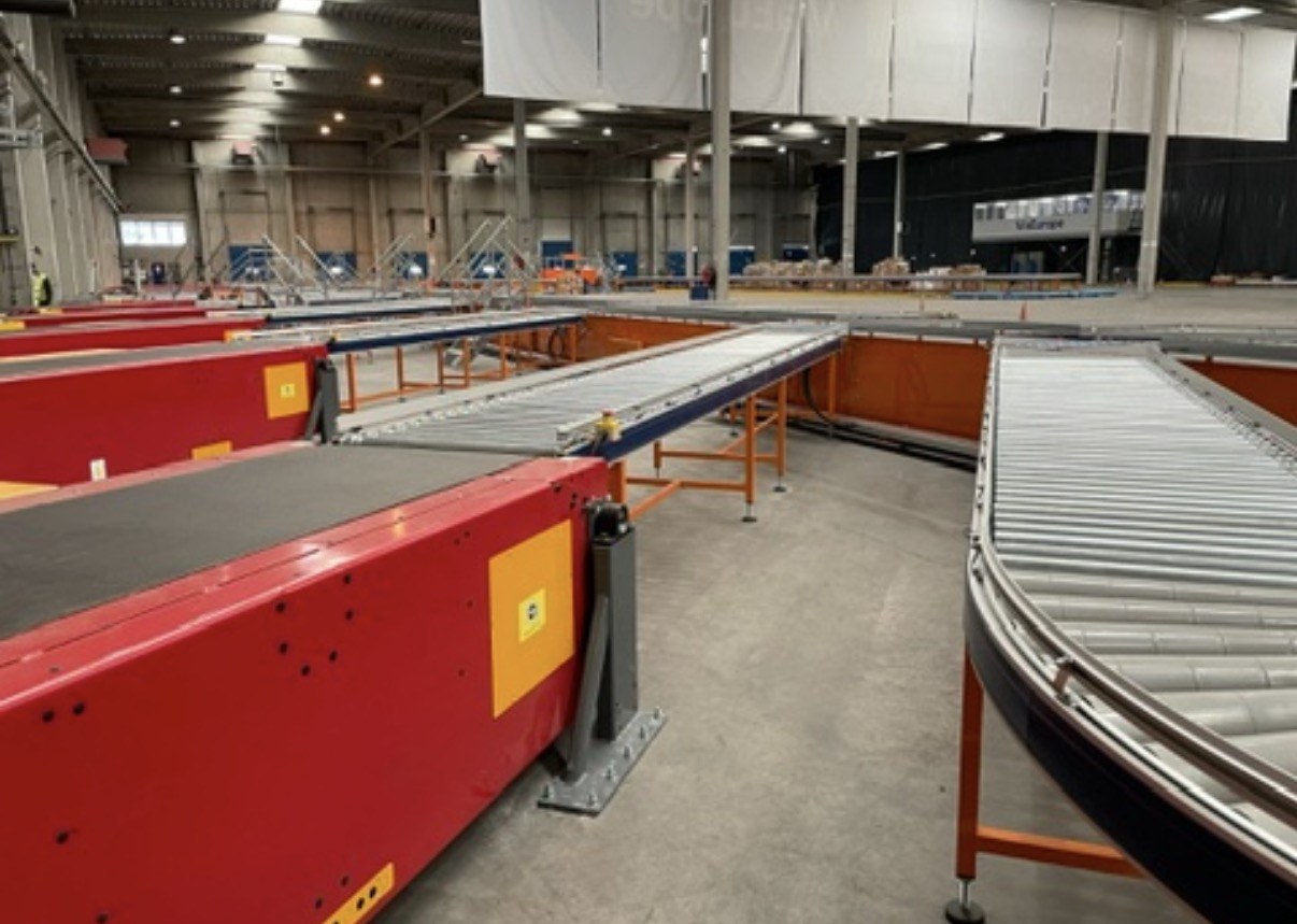 Sorteer- en rollenbanen in de hub, aangestuurd via het PLC-netwerk