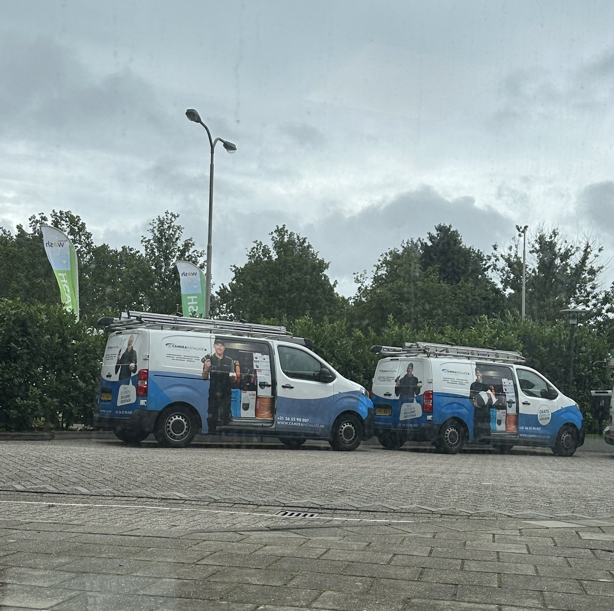 Twee bussen op locatie: bij dit soort klussen komen we met meerdere mensen tegelijk