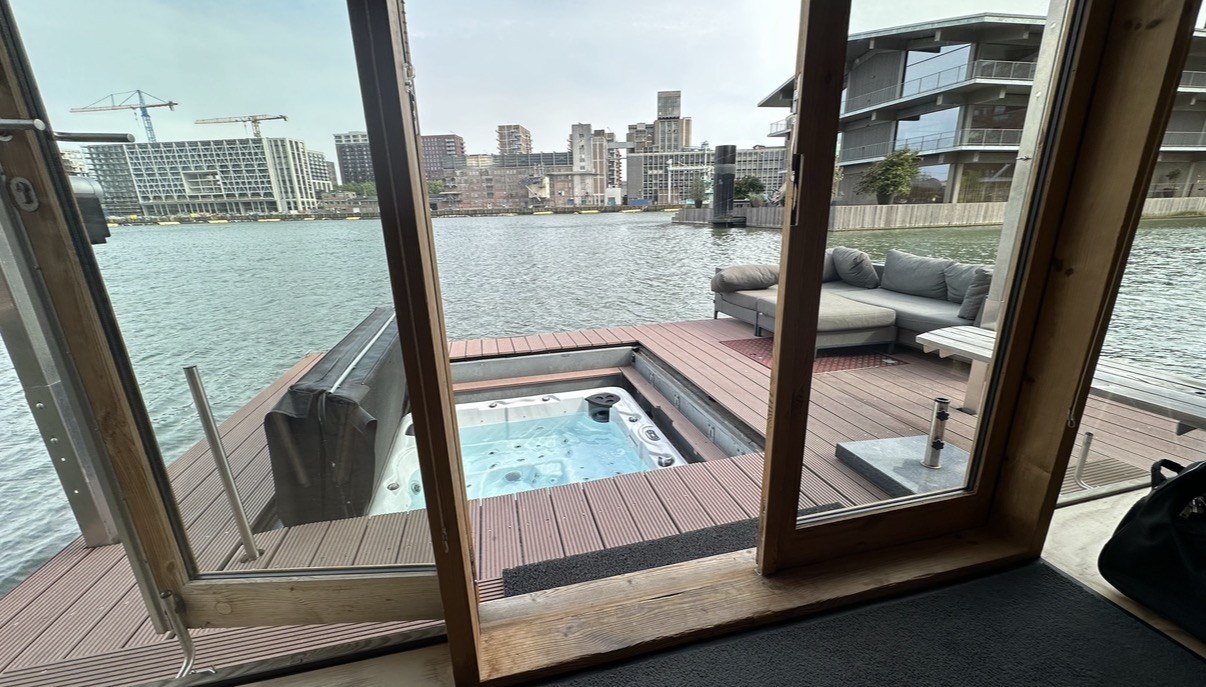 Vanuit de kamer op het eigen terras en het water: comfort dat op techniek leunt
