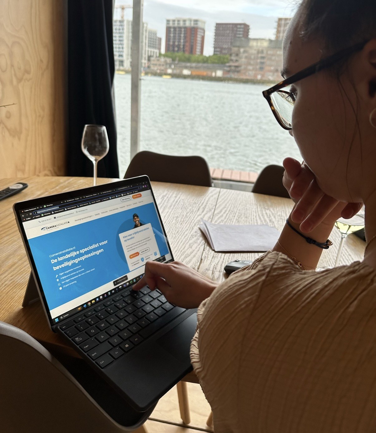 De verbinding ter plaatse getest, vanaf de hotelkamer zelf