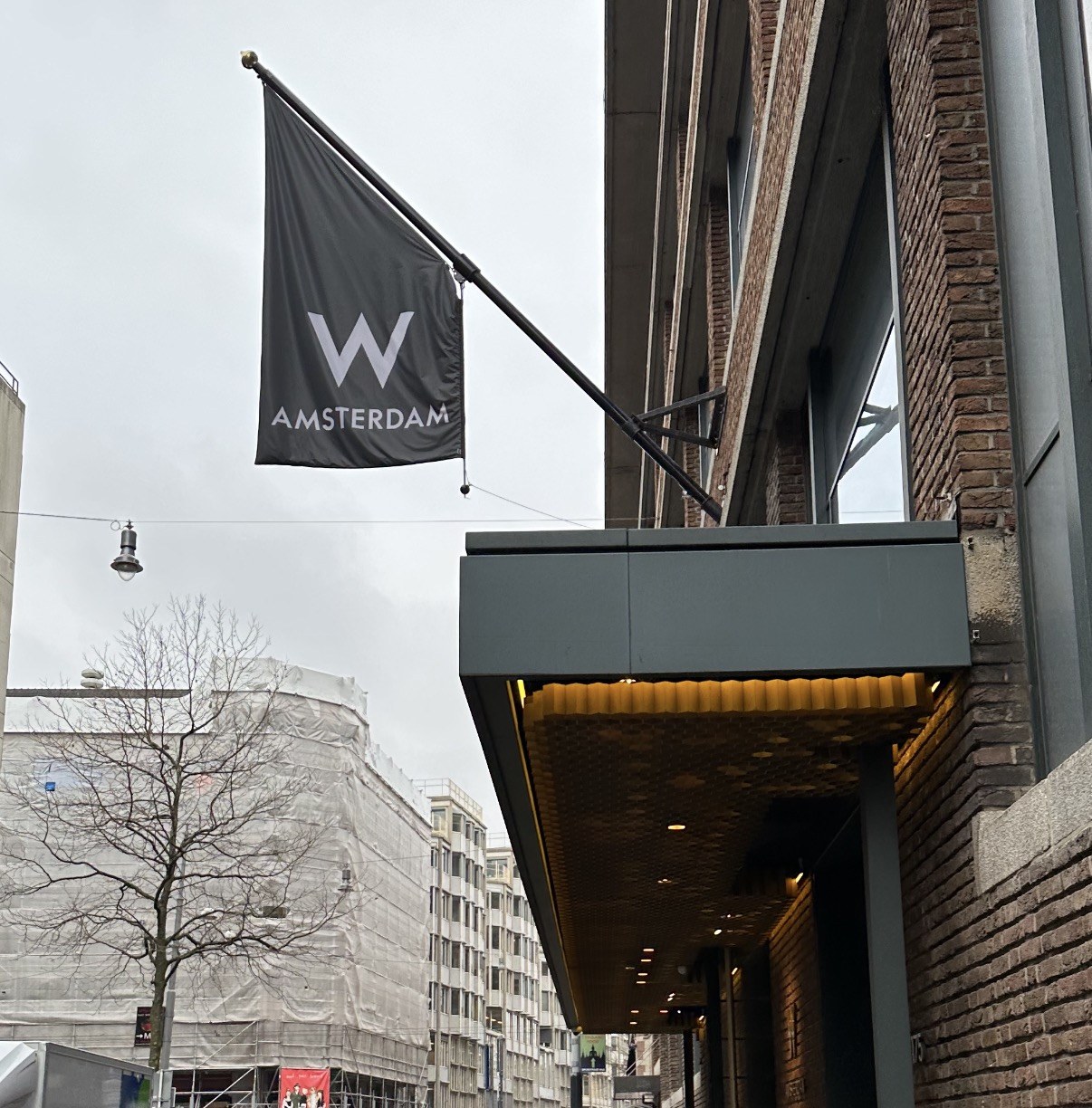 De vlag boven de entree van het hotel in het centrum van Amsterdam
