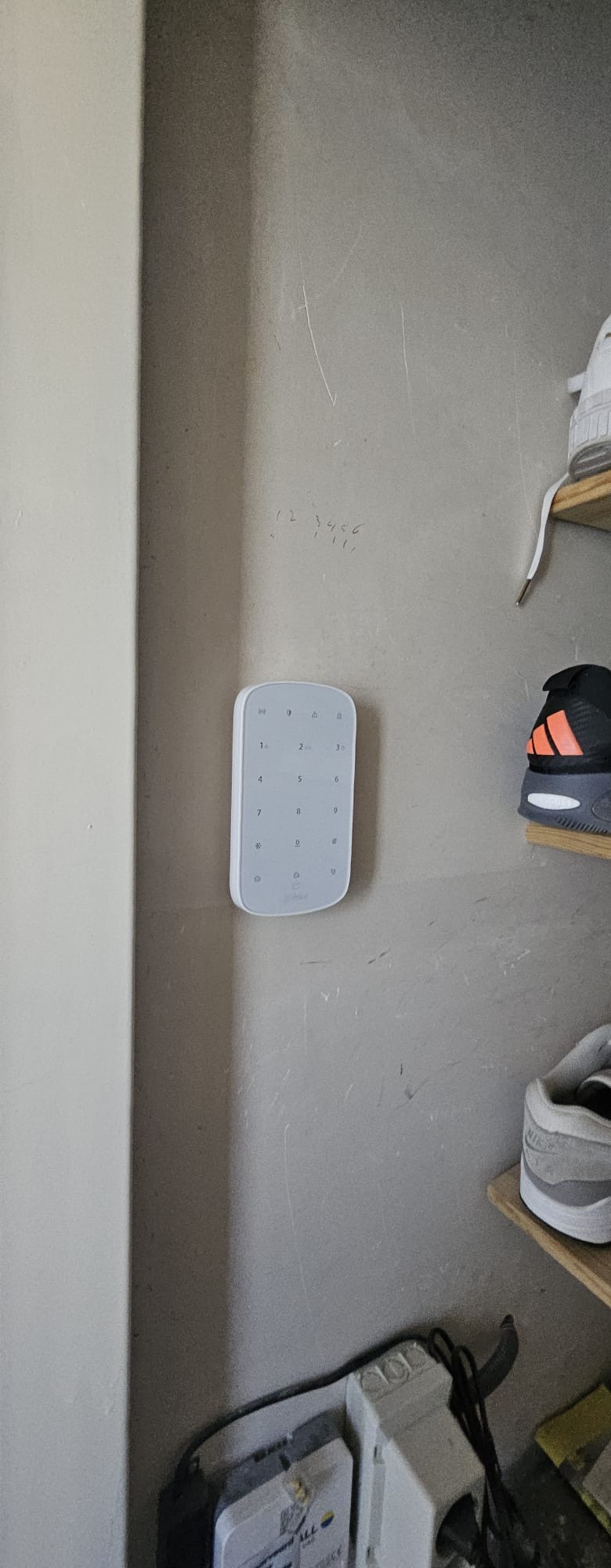 Draadloos codepaneel van een alarmsysteem gemonteerd aan de muur bij de entree van een woning