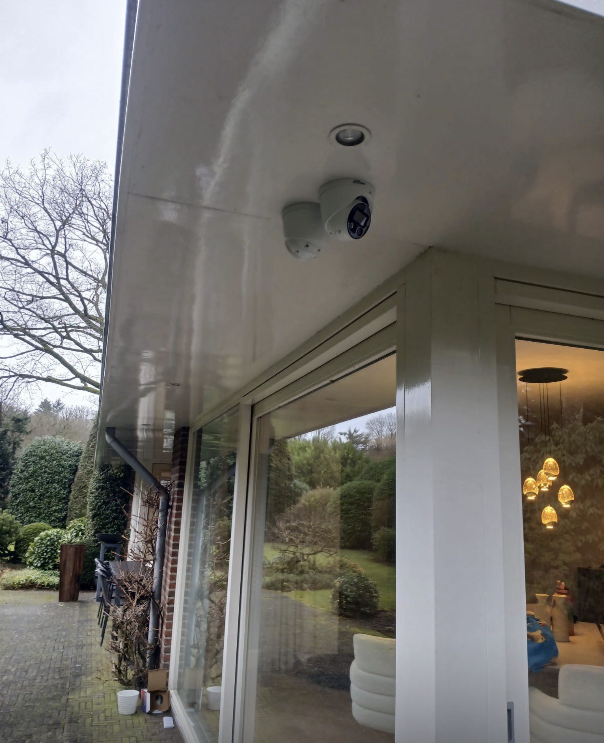 Dahua-camera strak weggewerkt in de hoek van een villa, zonder een zichtbare kabel