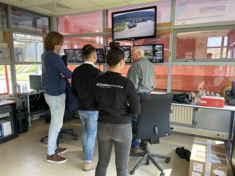 Meekijkruimte bij een industriële klant met camerabeelden op meerdere schermen