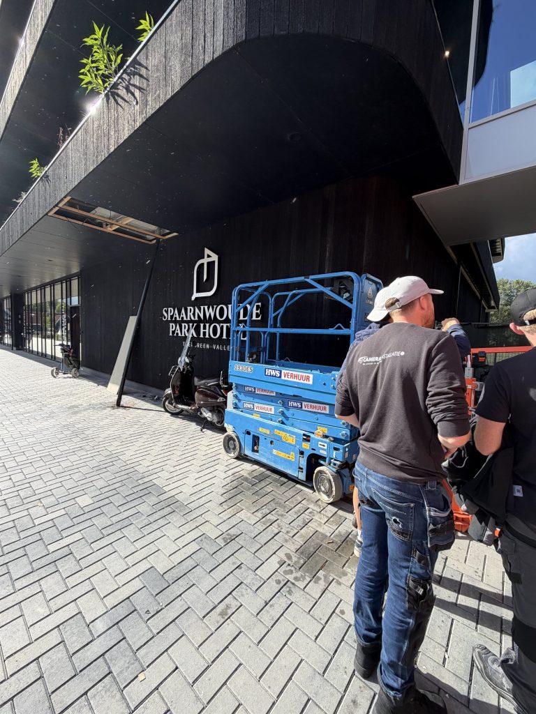 Montage vanaf een schaarlift bij een parkhotel
