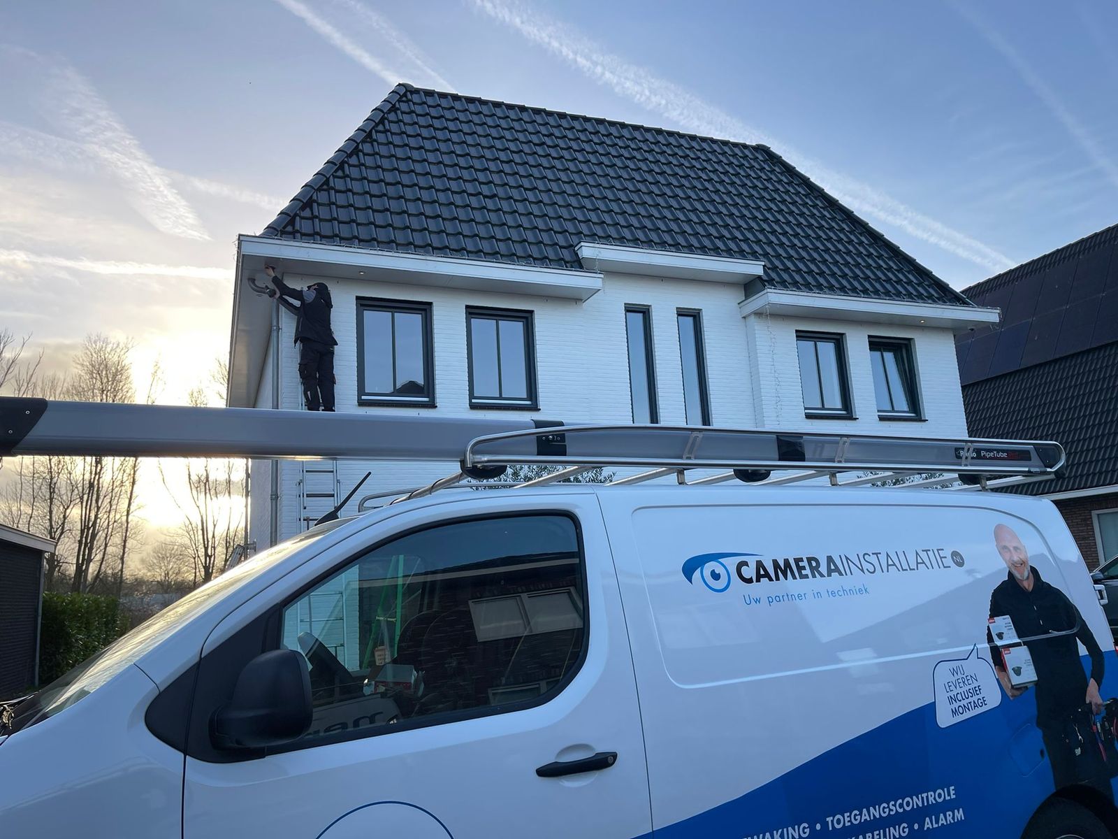 Bus van CameraInstallatie bij een woning tijdens het aanleggen van een draadloos alarmsysteem