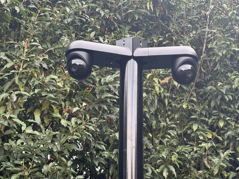 Twee AI-camera&rsquo;s boven op de mast in de tuin in Blaricum