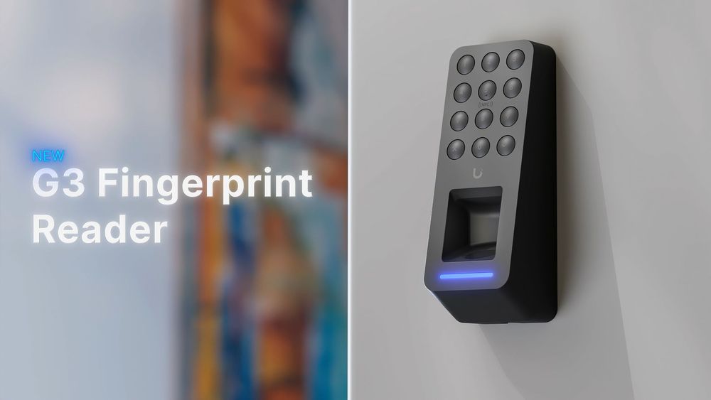 UniFi G3 Fingerprint Reader naast een deur, met pincode-toetsen en vingerafdruklezer