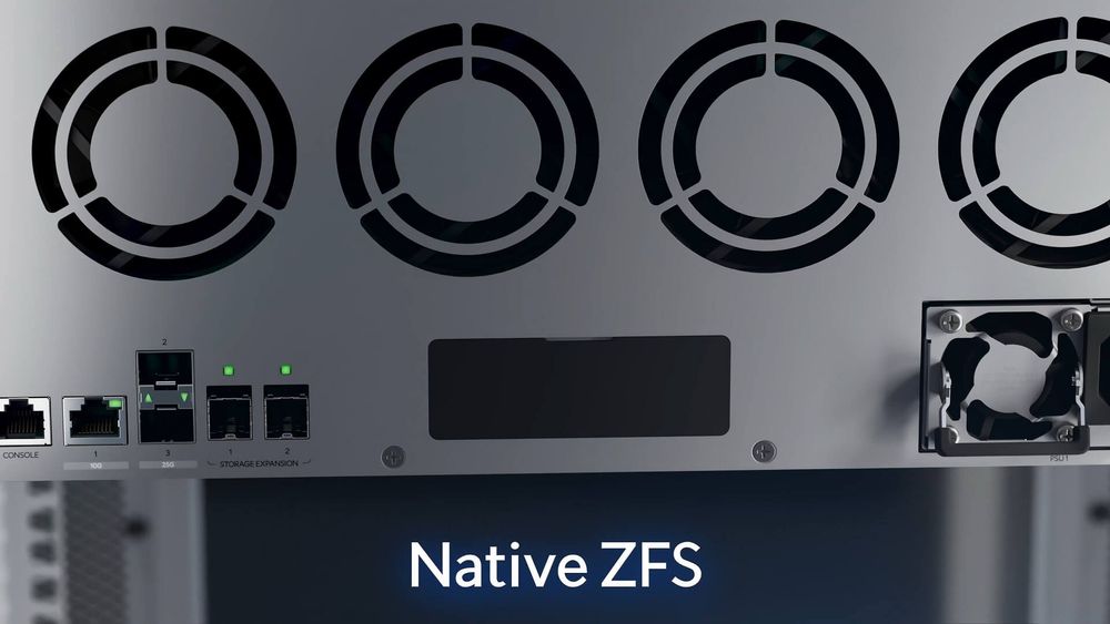 Achterzijde van de UniFi Enterprise NAS met koeling, netwerkpoorten en de aanduiding Native ZFS