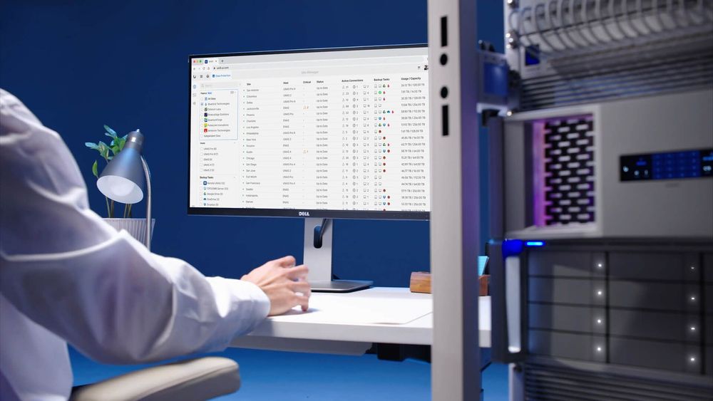 UniFi Enterprise NAS in een serverrack, met daarnaast een beheerscherm (Site Manager) met een overzicht van locaties en back-up-status