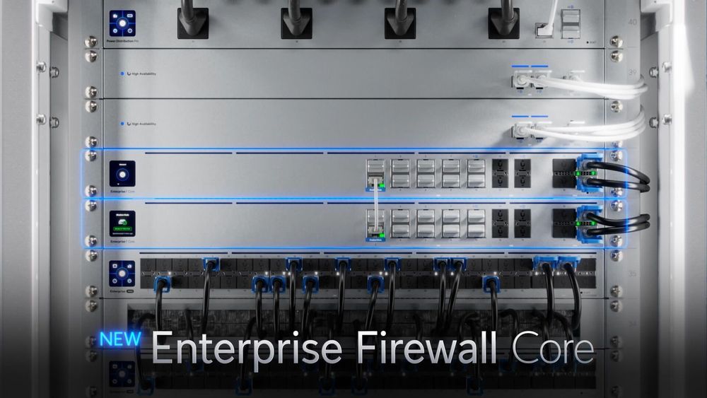 UniFi Enterprise Firewall Core in een 19-inch serverrack, met dubbele voeding en high-availability-eenheden
