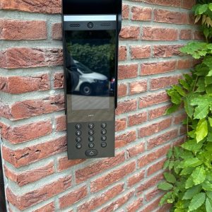Videointercom met camera en toetsenbord naast de voordeur