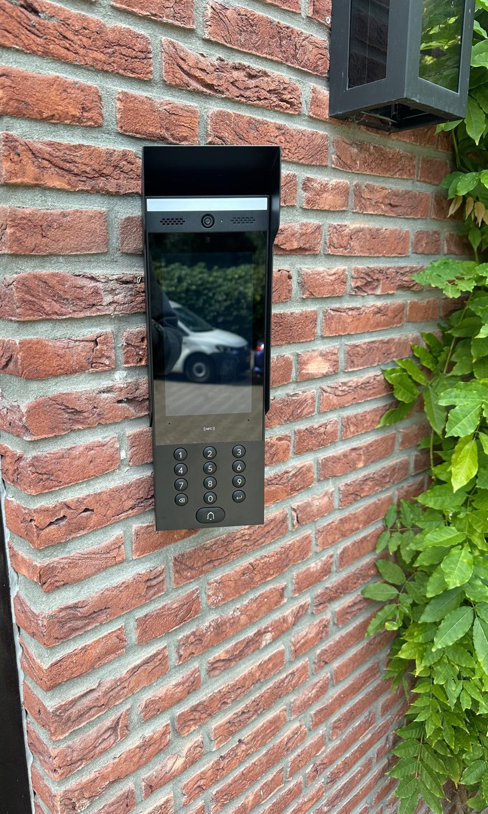UniFi video-intercom met codepaneel bij de ingang van een gebouw