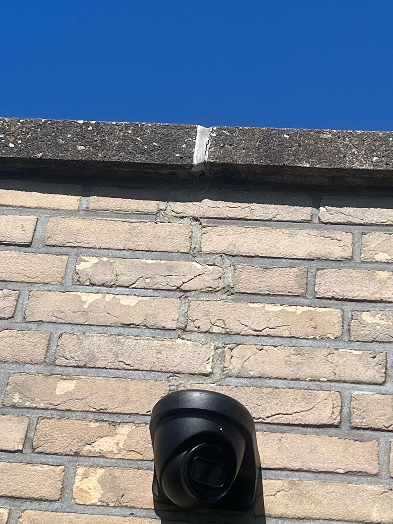 Kabel weggewerkt in het voegwerk van de gevel