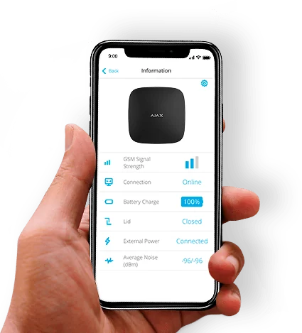 De Ajax-app op een telefoon toont live de status van het alarmsysteem: online, batterij en signaal