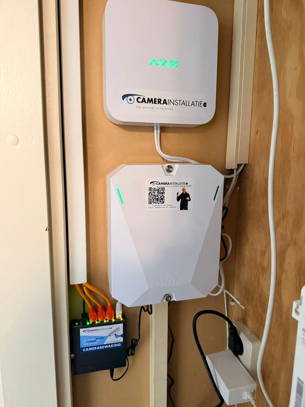Ajax-hub en alarmcentrale tijdens de installatie door CameraInstallatie.nl, met eigen branding