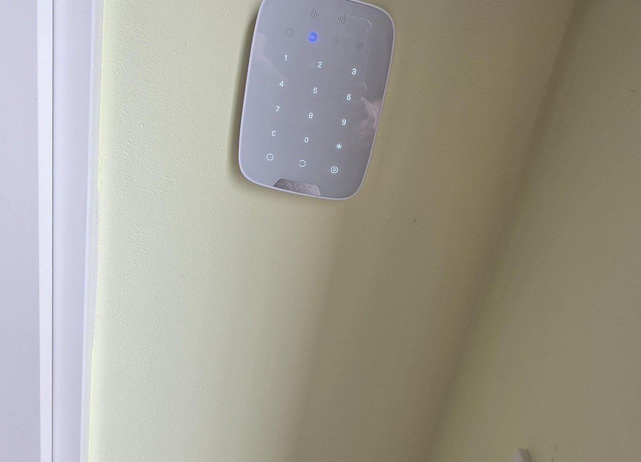 Ajax-toetsenbord op de wand in de hal, vlak naast de voordeur
