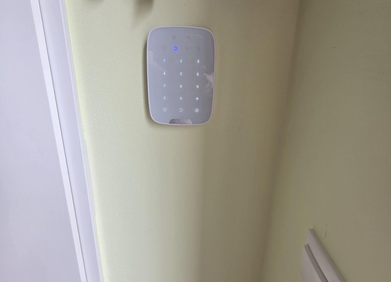 Ajax Superior KeyPad Plus in de hal, vlak naast de voordeur van de woning