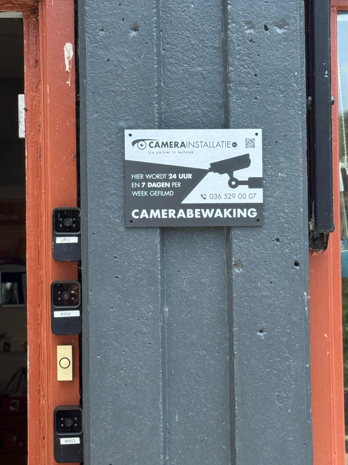 Bord camerabewaking van CameraInstallatie.nl naast de ingang
