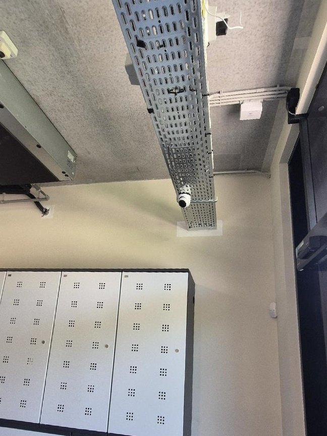 Camera en kabelgoot aan het plafond van de technische ruimte van het hotel