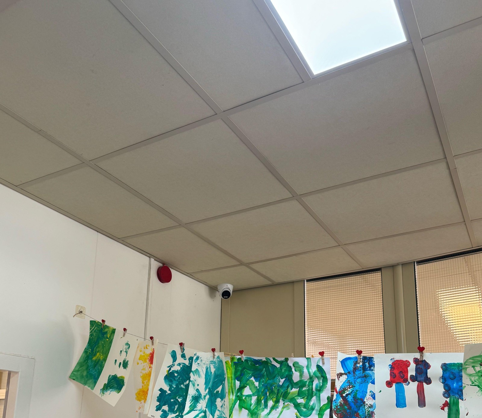 Camera en rookmelder onder het plafond van een groepsruimte