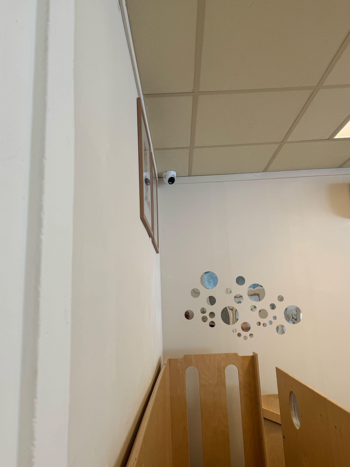 Camera in de hoek van de hal