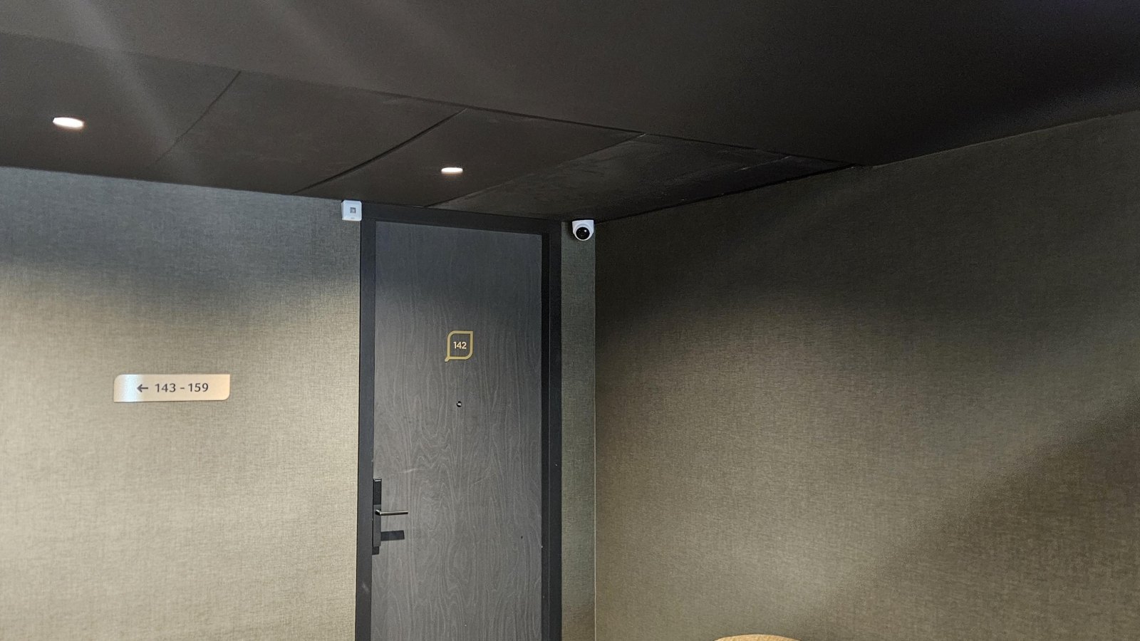 Camera in de hoek van de hotelgang bij kamer 142