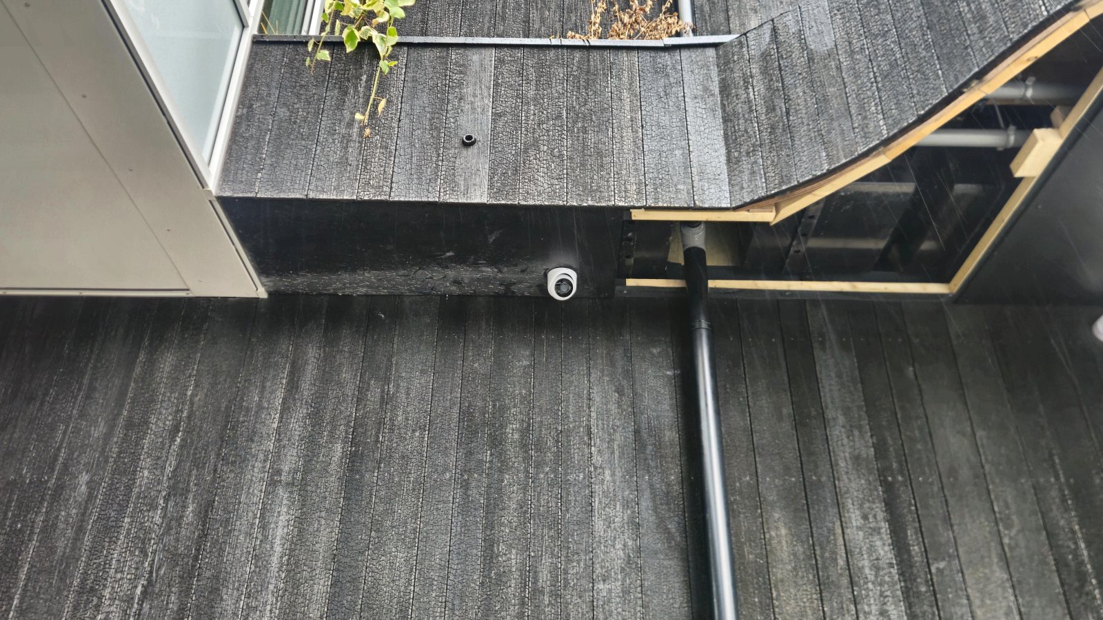 Camera onder de overstek bij de ingang van het hotel