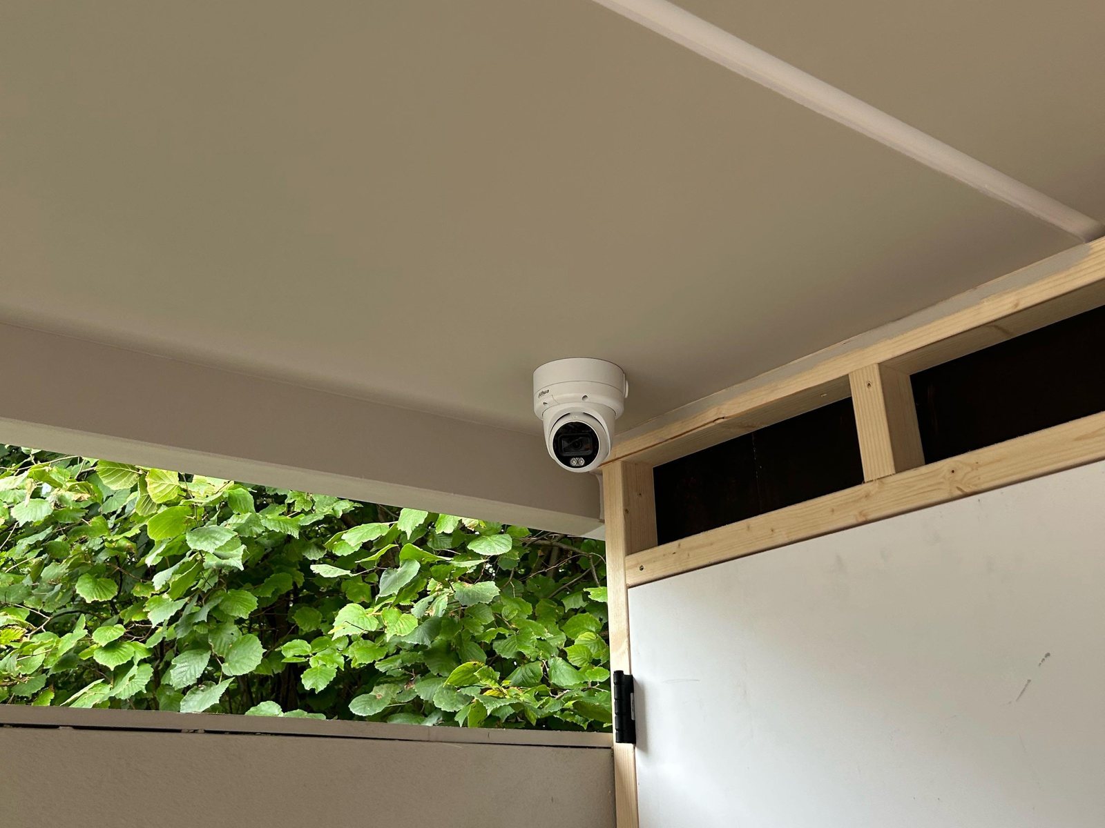 Camera voor kentekenherkenning onder een overkapping bij de toegang