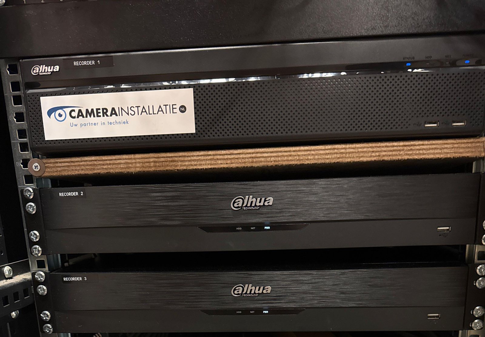 Drie Dahua-recorders boven elkaar in een serverrek, gelabeld als recorder 1, 2 en 3