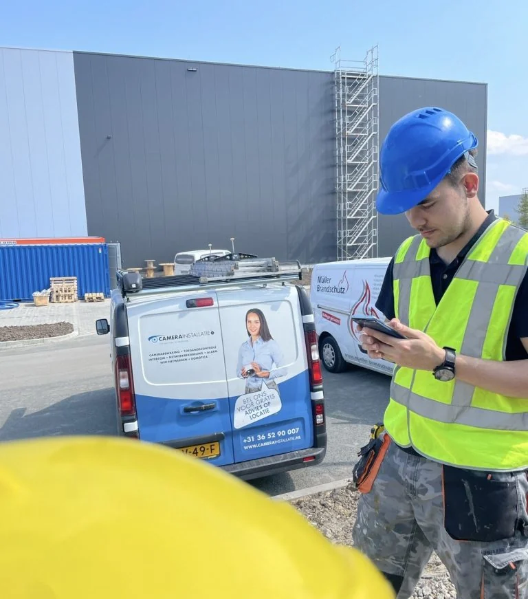 Monteur met tablet op een nieuwbouwlocatie