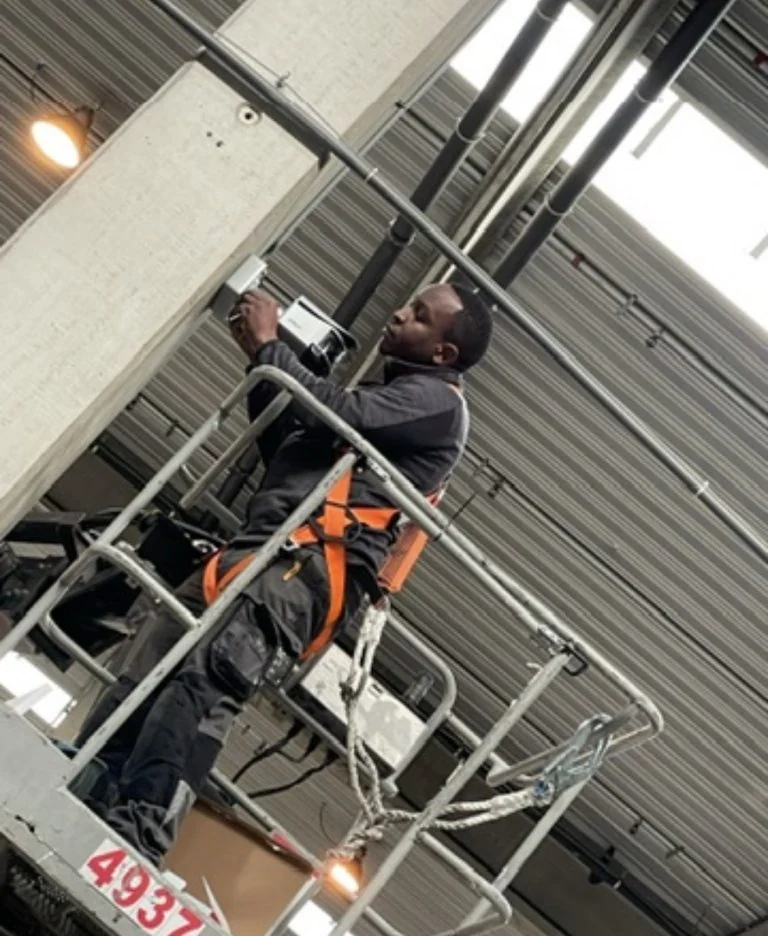 Monteur monteert een camera aan een betonnen ligger