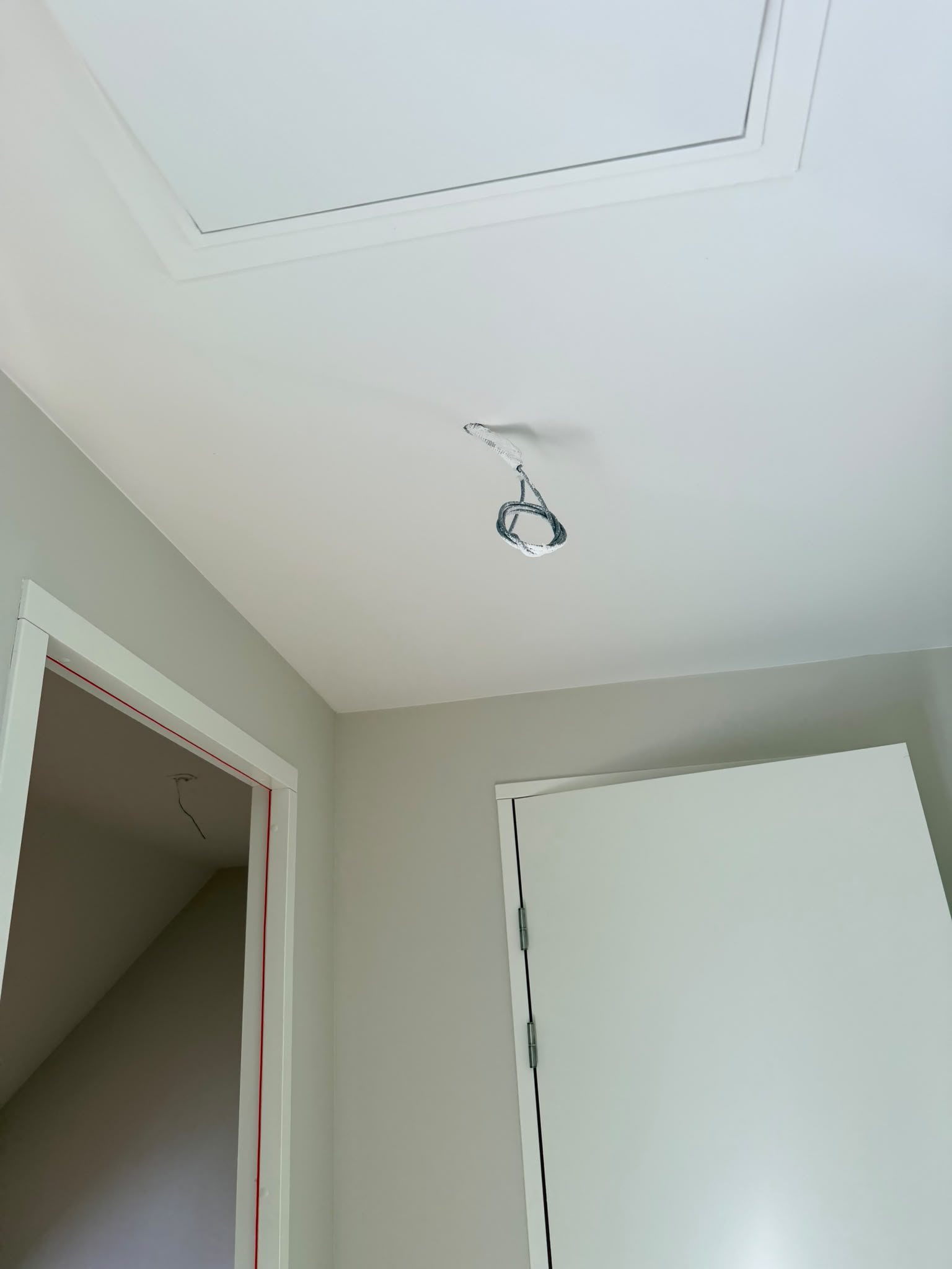 Netwerkkabel die uit het plafond van de overloop komt, klaar voor het access point