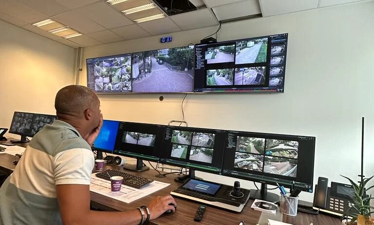 Live meekijken met meerdere camerabeelden tegelijk op een monitor in een meldkamer