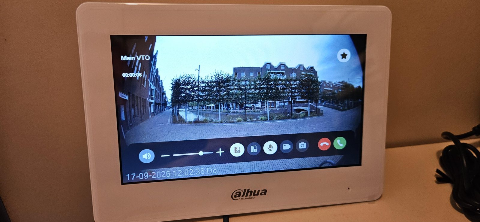 Metalen bord camerabewaking van CameraInstallatie.nl op een bakstenen pilaar bij de ingang