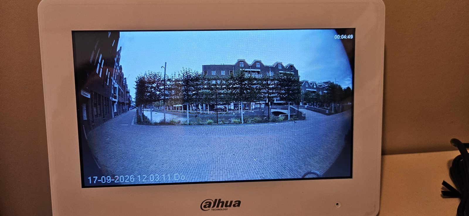 De groothoeklens laat ook zien wat er achter de bezoeker gebeurt
