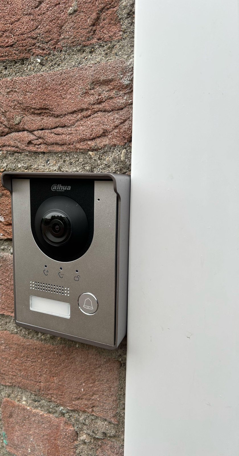 Dahua buitenpost met regenkap naast de voordeur van een woning in Almere