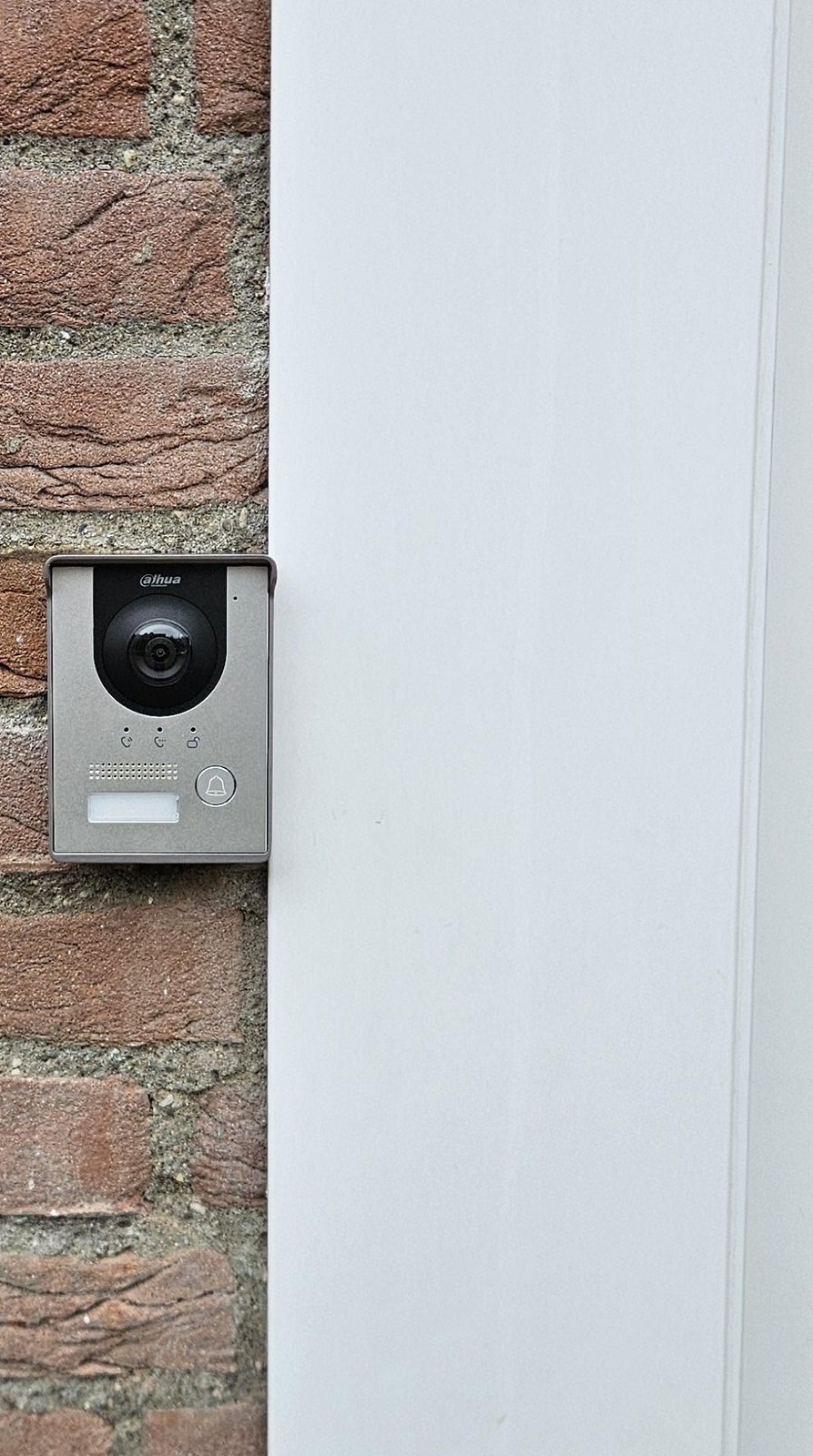 De buitenpost onder de luifel bij de entree van de woning
