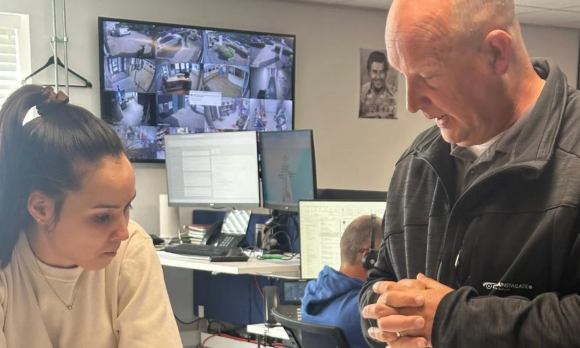 Adviseur van CameraInstallatie bespreekt de camerabeelden met een bestuurslid van een sportvereniging