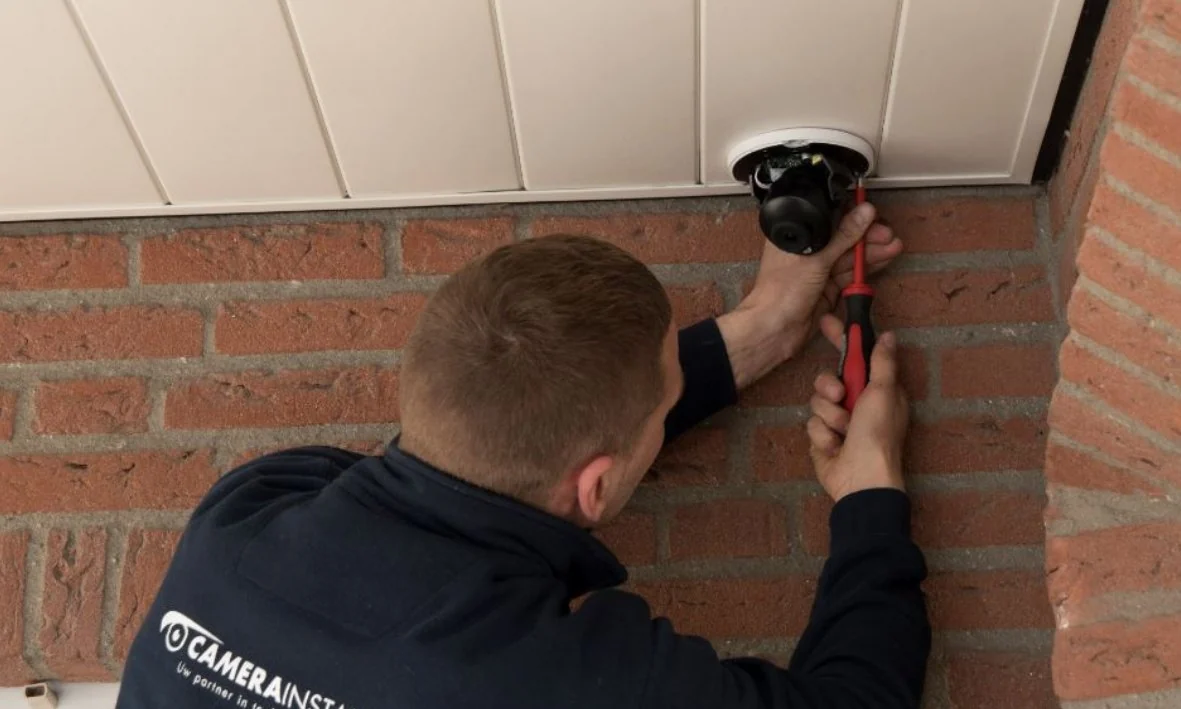 Witte turret-camera netjes op plafond gemonteerd