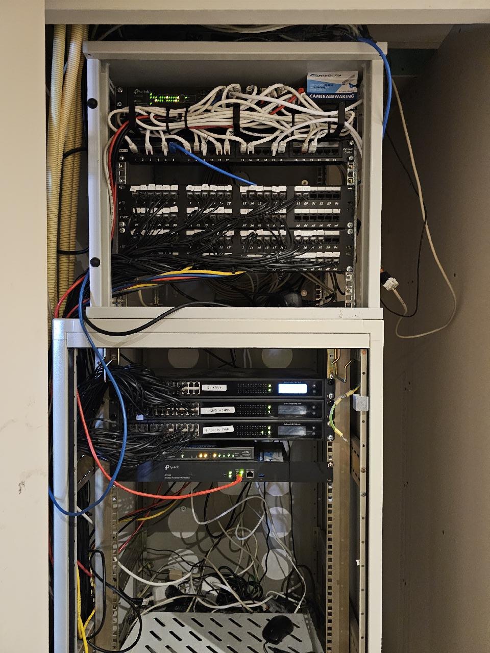 Netwerkkast met bovenin het patchpaneel en onderin de actieve apparatuur