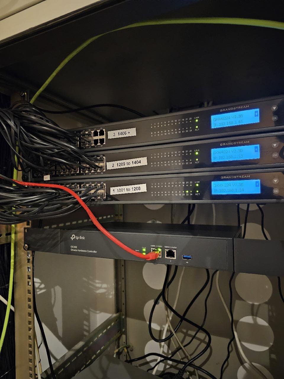 Rack met drie switches boven elkaar en een beheerbare switch eronder