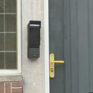 Codepaneel voor toegangscontrole naast een buitendeur