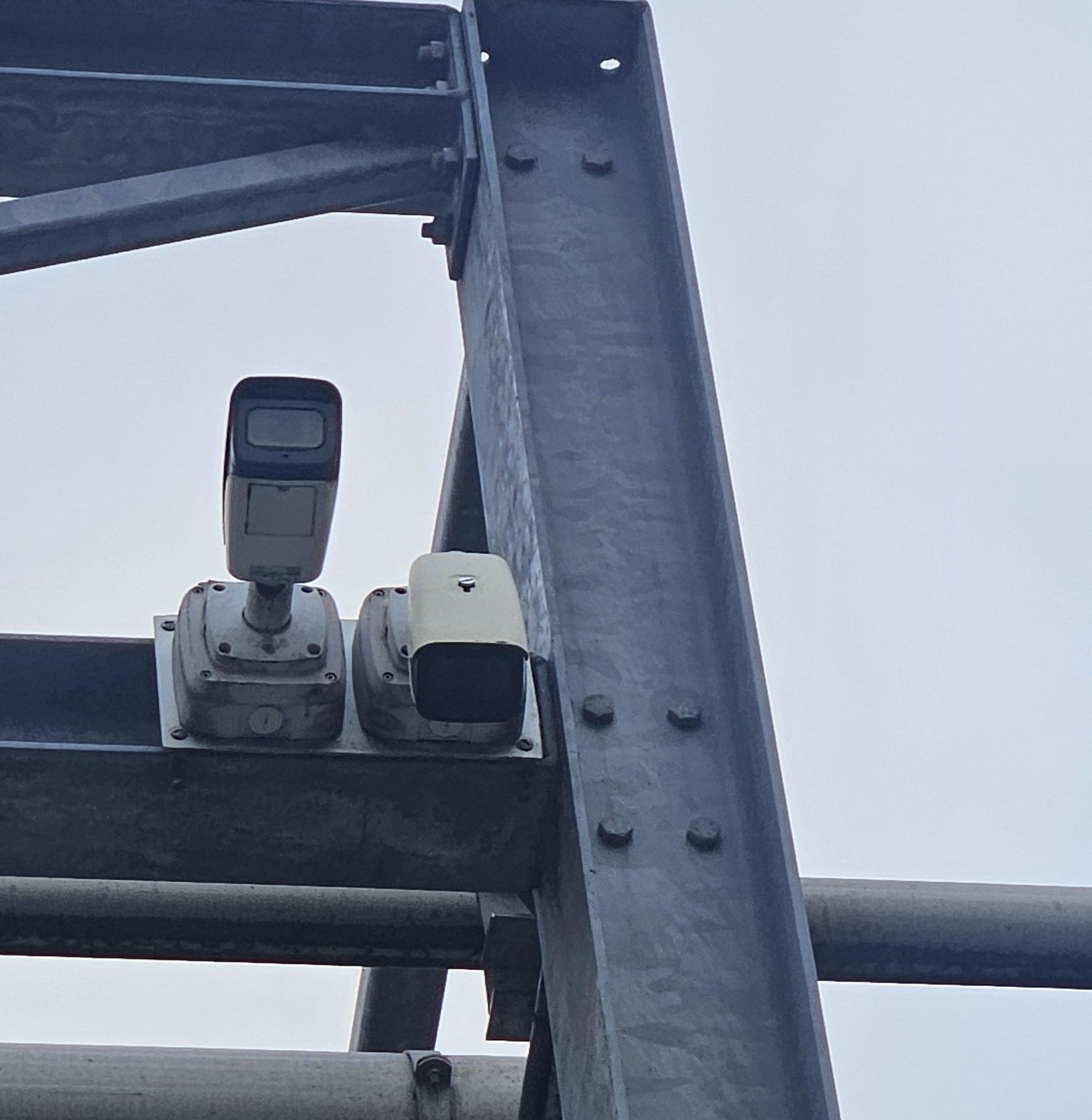 Twee witte bulletcamera’s naast elkaar op een gegalvaniseerde stalen balk