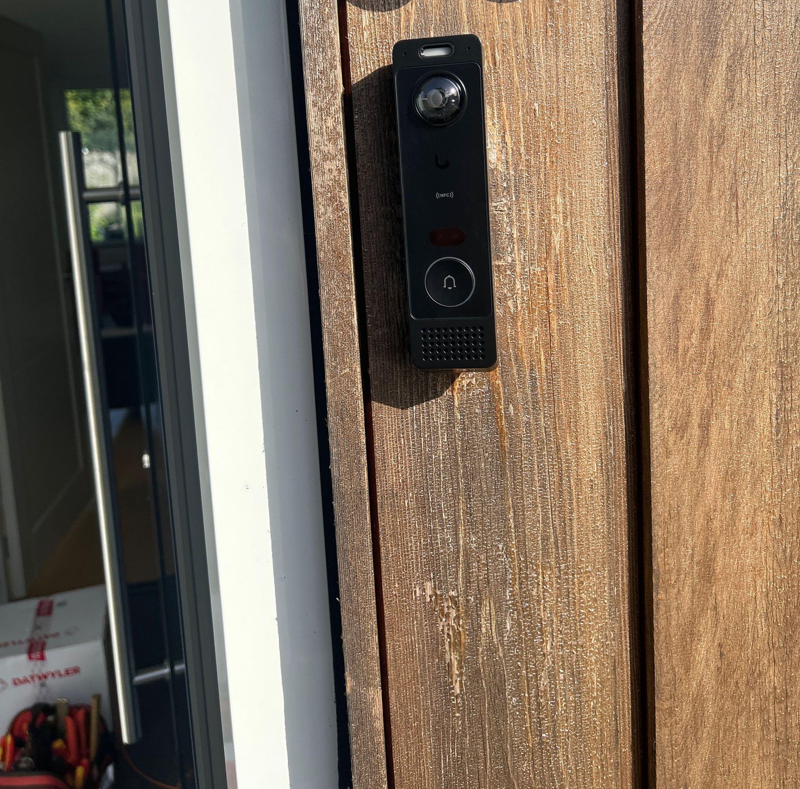 Metalen bord camerabewaking van CameraInstallatie.nl op een bakstenen pilaar bij de ingang