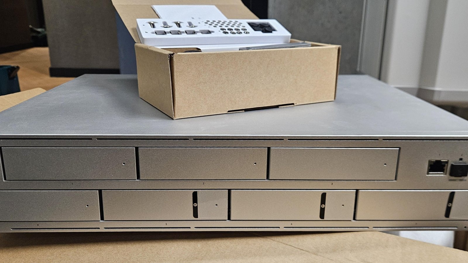 UniFi NVR Pro recorder met acht schijfsleuven, klaar voor montage in de technische ruimte