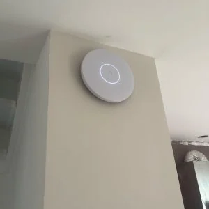 Wifi access point netjes aan een binnenmuur gemonteerd
